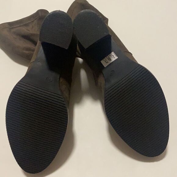 EUC Piampiani Suede Lug Sole Boot - Picture 4 of 4